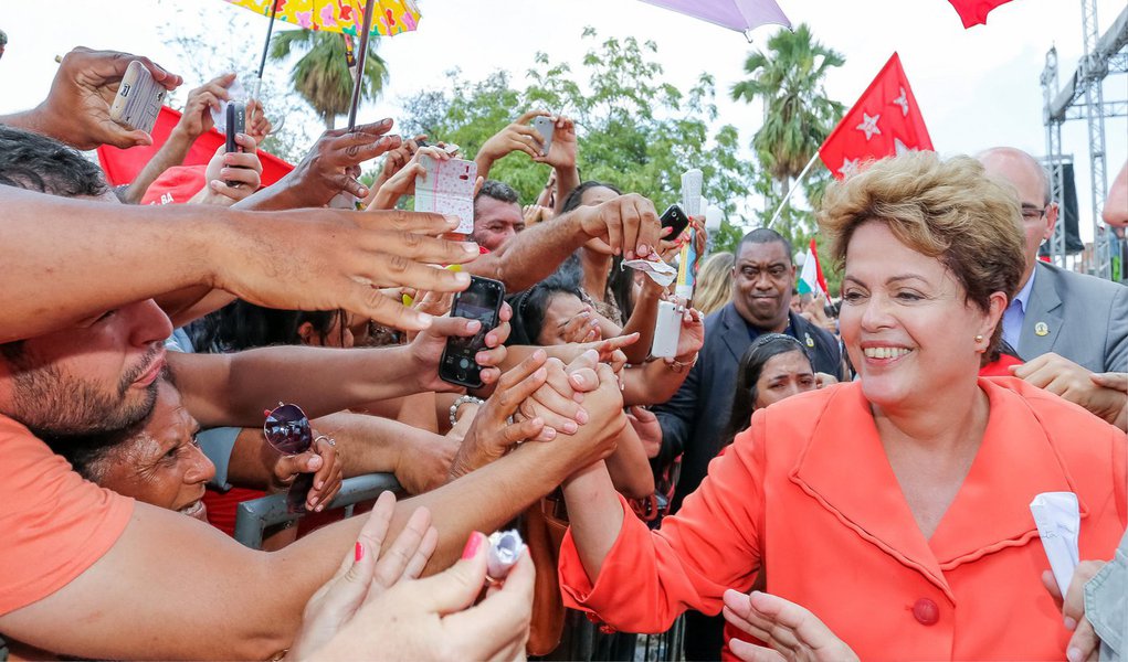 "O Ibope fez a pesquisa e concluiu que a popularidade de Dilma subiu", dados que "não batem com os números do gráfico exibido no Jornal Nacional", compara Eduardo Guimarães, do Blog da Cidadania; ele aborda também pesquisa Datafolha "que apresentou excelentes resultados para Dilma, mas que, tal qual ocorreu no Jornal Nacional, foi distorcida por quem a noticiou"