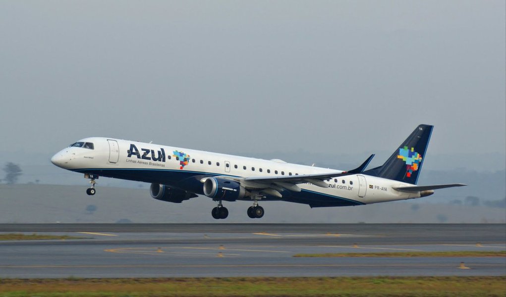 Companhia aérea brasileira Azul e a norte-americana United Continental (dona da United Airlines) anunciaram nesta sexta-feira (26) uma parceria para compartilhamento da malha aérea; United pagou US$ 100 milhões por 5% de participação na brasileira e poderá indicar um membro para o Conselho de Administração; juntas, as empresas dizem que poderão oferecer ligações para mais de 450 destinos e mais de 6000 vôos diários; operação ainda precisa ser aprovada pelo Conselho Administrativo de Defesa Econômica (Cade) e pela Agência Nacional de Aviação Civil (Anac)