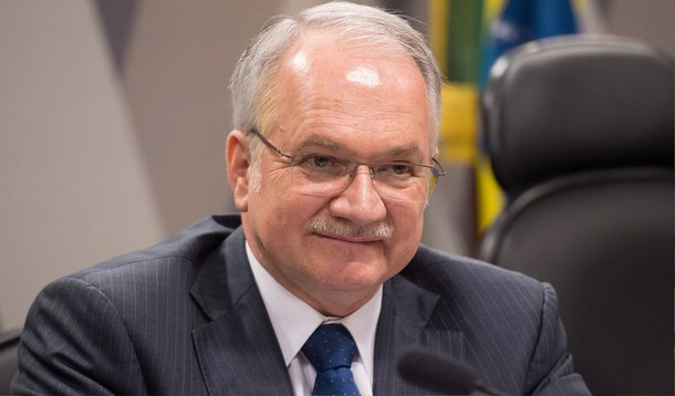O Supremo Tribunal Federal (STF) marcou para o dia 16 de junho a posse do novo ministro Luiz Edson Fachin, na vaga deixada pelo ex-ministro e ex-presidente da Corte Joaquim Barbosa, que se aposentou em julho do ano passado; indicado para o cargo pela presidente Dilma Rousseff, Fachin foi aprovado pela Comissão de Constituição e Justiça e depois pelo plenário do Senado, na última terça (19); ele deverá adotar o nome profissional de Edson Fachin