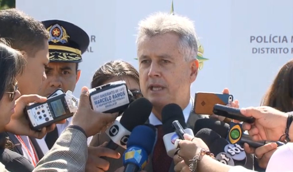 Governador do Distrito Federal, Rodrigo Rollemberg afirmou que os salários dos servidores públicos do DF serão pagos até o fim da semana que vem; as contas públicas devem fechar o mês de janeiro com um déficit de R$ 3,6 bilhões, segundo o governo; "Os servidores serão pagos. Eu diria que, com convicção, que até o final da semana que vem nós faremos os pagamentos", disse Rollemberg durante a cerimônia de posse do novo comandante-geral da PM, Florisvaldo Ferreira César