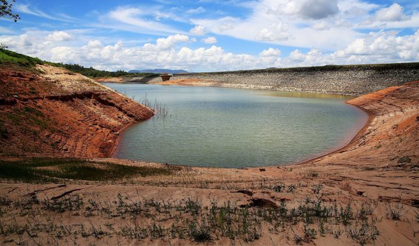 Volume útil do reservatório Paraibuna, uma das quatro represas do rio Paraíba do Sul que abastece com água a região metropolitana do Rio de Janeiro, chegou a zero, enquanto os outros reservatórios do rio também estão em níveis próximos do esgotamento, segundo dados divulgados nesta quinta-feira pelo Operador Nacional do Sistema Elétrico (ONS)