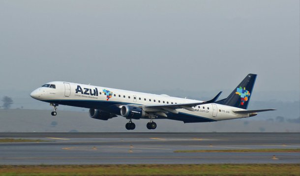 Companhia aérea brasileira Azul e a norte-americana United Continental (dona da United Airlines) anunciaram nesta sexta-feira (26) uma parceria para compartilhamento da malha aérea; United pagou US$ 100 milhões por 5% de participação na brasileira e poderá indicar um membro para o Conselho de Administração; juntas, as empresas dizem que poderão oferecer ligações para mais de 450 destinos e mais de 6000 vôos diários; operação ainda precisa ser aprovada pelo Conselho Administrativo de Defesa Econômica (Cade) e pela Agência Nacional de Aviação Civil (Anac)