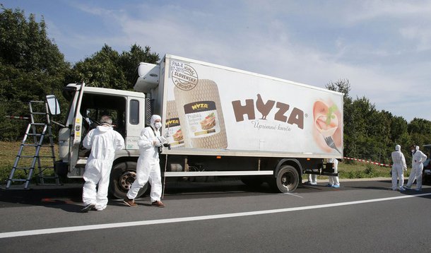 Autópsias feitas em 16 dos 71 corpos de refugiados encontrados mortos em um caminhão refrigerado no interior da Áustria indicaram que os imigrantes morreram asfixiados, disse neste domingo, 30, a polícia austríaca; um bebê e outras três crianças estavam entre os mortos encontrados na carroceria de um caminhão descoberto na quinta-feira na fronteira da Áustria com Hungria onde havia sido abandonado 24 horas antes proveniente da Síria ou do Afeganistão