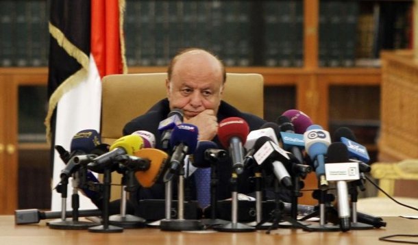 Abd-Rabbu Mansour Hadi, um aliado dos Estados Unidos, renunciou logo depois que o primeiro-ministro, Khaled Baha, apresentou a renúncia do seu governo, dizendo que não queria ser arrastado para "um labirinto político que não era construtivo"; trata-se de uma aparente referência a um impasse entre Hadi e o poderoso movimento xiita Houthi, que vem mantendo o presidente um prisioneiro virtual na sua própria residência oficial