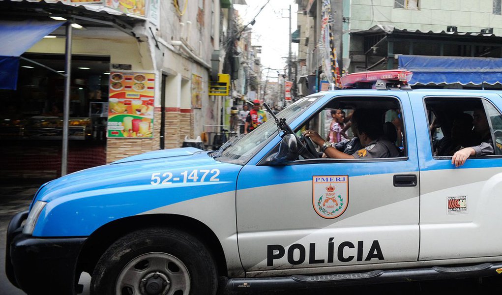 O número de pessoas mortas por policiais na capital do Estado do Rio de Janeiro aumentou 22,8% nos primeiros seis meses deste ano quando em comparação com o mesmo período do exercício anterior; em todo o Estado este índice cresceu 21,6% passando de 287 em 2014 para 349 neste exercício, quase uma média de duas pessoas mortas pela polícia diariamente; de acordo com o Instituto de Segurança Pública (ISP) do Rio, o número de mortos por policiais militares e civis foi a maior já registrada em um semestre desde 2011