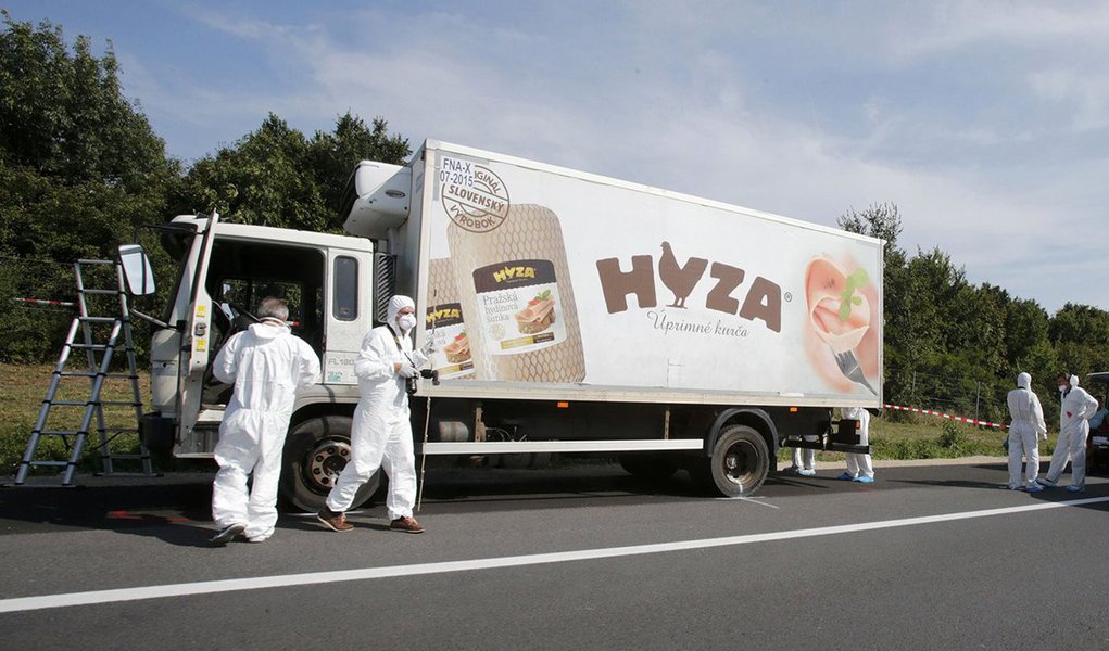 Autópsias feitas em 16 dos 71 corpos de refugiados encontrados mortos em um caminhão refrigerado no interior da Áustria indicaram que os imigrantes morreram asfixiados, disse neste domingo, 30, a polícia austríaca; um bebê e outras três crianças estavam entre os mortos encontrados na carroceria de um caminhão descoberto na quinta-feira na fronteira da Áustria com Hungria onde havia sido abandonado 24 horas antes proveniente da Síria ou do Afeganistão