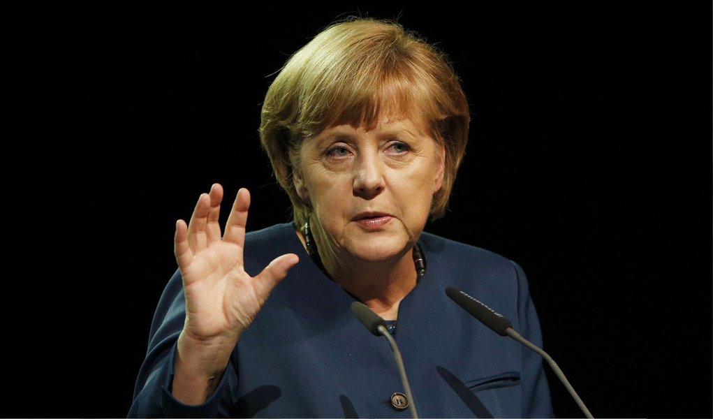 A chanceler alemã, Angela Merkel, afirmou que não há base com a qual os credores da Grécia podem tomar uma decisão e que a cúpula desta segunda-feira de líderes da zona do euro tem natureza apenas de aconselhamento; "Após a reunião do Eurogrupo não há base para uma decisão, então essa só pode ser uma cúpula de aconselhamento", disse ela