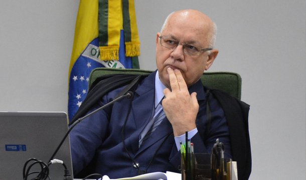 O ministro do Supremo Tribunal Federal, Teori Zavascki, deve analisar todos os pedidos de abertura de inquérito e arquivamentos relativos à Operação Lava Jato até a próxima sexta (6); o material que pede a investigação de 54 pessoas à Corte foi encaminhado pela PGR ontem; Zavascki decidirá sobre derrubar ou manter sigilo de forma monocrática; os servidores do gabinete de Zavascki já estão trabalhando no caso desde esta quarta (4)