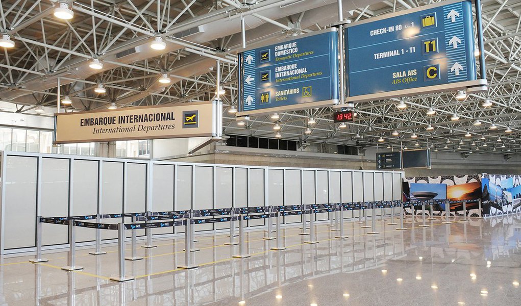 Conselho Nacional de Desestatização propôs à presidente Dilma Rousseff a inclusão dos aeroportos internacionais de Porto Alegre, Salvador, Florianópolis e Fortaleza no Plano Nacional de Desestatização; resolução foi publicada no Diário Oficial da União desta segunda-feira (29)