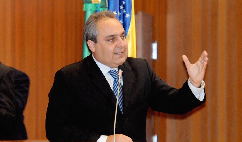 O futuro chefe da Casa Civil e presidente da Comissão de Transição do governo Flávio Dino, Marcelo Tavares, afirmou que espera que o futuro governo e o governo interino possam ter uma boa relação nestes 20 dias; para Tavares, caso Arnaldo ache que pode fazer algo diferente, pode atrapalhar o próximo governo; "O Arnaldo pode entregar obras que já estejam adiantadas. Mas não dá pra fazer nada de diferente em 20 dias de governo. A maior obra de Arnaldo é garantir uma transição tranquila, com as informações repassadas à equipe do próximo governo", afirmou
