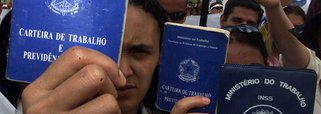 Segundo o Instituto Brasileiro de Geografia e Estatística (IBGE) informou nesta quinta-feira, 20, o desemprego brasileiro subiu para 7,5% em julho, é maior nível em mais de 5 anos, ante a 6,9% em junho; população ocupada ficou estatisticamente estável em ambas as comparações temporais, em 22,8 milhões de pessoas; Pesquisa Mensal de Emprego (PME) inclui as regiões metropolitanas de São Paulo, Rio de Janeiro, Recife, Salvador, Belo Horizonte e Porto Alegre