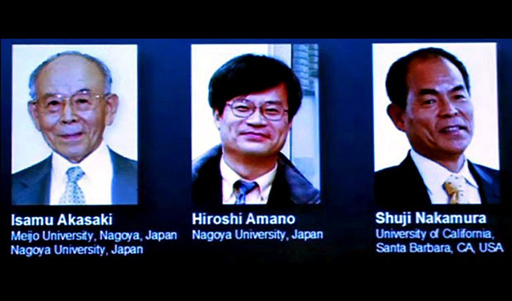 Pesquisadores Isamu Akasaki e Hiroshi Amano (Japão) e Shuji Nakamura (Estados Unidos), foram premiados pela descoberta dessa tecnologia, que permite uma economia significativa de energia