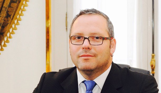 O filho da presidente do Chile, Michelle Bachlet, envolvido em denúncias de uso de informação privilegiada e de tráfico de influência deixou os quadros do Partido Socialista (PS), após 15 anos de militância; Sebastián Dávalos, de 36 anos, e sua esposa, Natalia Compagnon, haviam sido indiciados por terem utilizado as informações a que teriam tido acesso em uma transação imobiliária milionária; o PS já analisava a sua expulsão