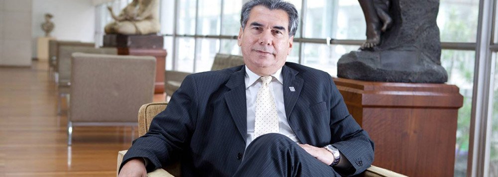 A recomendação de paralisação da Universidade Federal do Rio de Janeiro (UFRJ) continua até amanhã (19); após pressão de alunos, diretores e funcionários da instituição, o reitor Carlos Levi cedeu e decidiu manter a recomendação de suspensão das aulas por mais um dia; alguns decanos da instituição tentaram retomar as atividades da universidade amanhã, porque, no MPT-RJ, a empresa Qualitécnica, responsável pelas contratações, garantiu que pagará amanhã os salários de abril