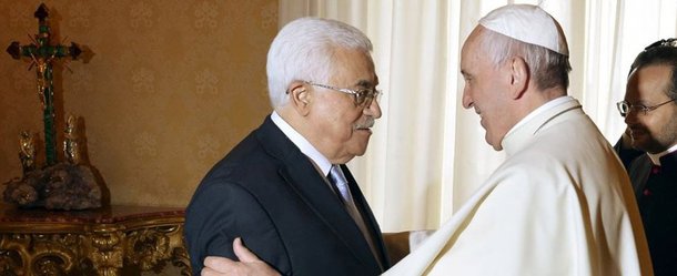 Pontífice conversou neste sábado 16 com o presidente palestino, Mahmoud Abbas, a respeito da importância do diálogo entre praticantes de diferentes religiões como forma de enfrentar o terrorismo global; Francisco o presenteou com um medalhão que representa a destruição do "mau espírito de guerra" e justificou: "Você é um anjo da paz"