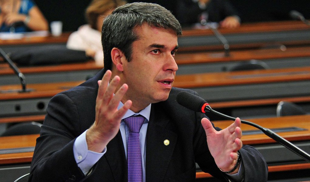 Com base em documentos suíços, o Ministério Público investiga uma série de coincidências entre a movimentação financeira do ex-deputado Rodrigo Bethlem no exterior e os contratos firmados durante sua gestão na Secretaria municipal de Assistência Social do Rio, de novembro de 2010 a junho de 2012, com a ONG Tesloo, que somaram cerca R$ 50 milhões; documento do BSI Bank, da Suíça, que traça um perfil do ex-deputado, um gerente da instituição financeira descreve Bethlem como dono de "uma fortuna avaliada em aproximadamente US$ 3,5 milhões (cerca de R$ 11 milhões)"