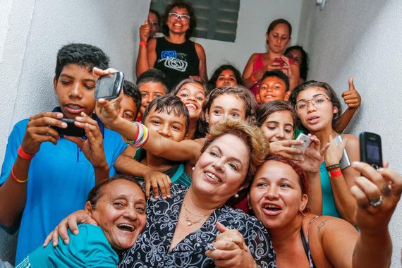 Não deu pra retificar o meu voto com esse debate, por isso eu o ratifico, lembrando das aulas de latim na UnB: DILMAM ITERUM POPULI VOLUNTATI VOLO, ou seja Dilma de novo com a força do povo