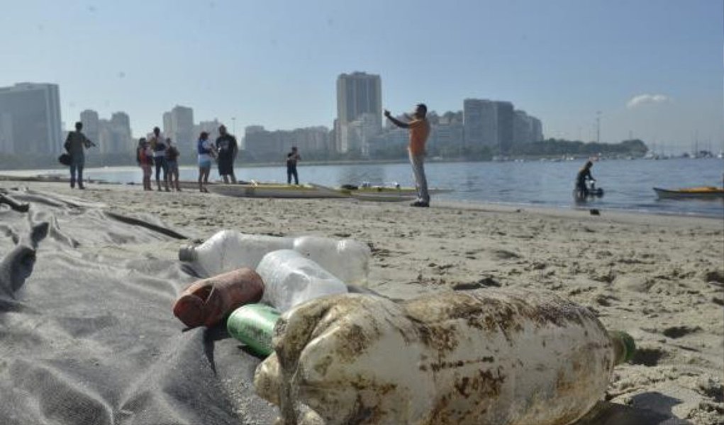 Vários apitos soaram vindos de caiaques e canoas nas águas da enseada de Botafogo, zona sul do Rio; o motivo do alerta é a poluição da Baía de Guanabara, que será utilizada como local das provas de vela nos Jogos Olímpicos de 2016; para um dos organizadores do protesto, o biólogo Mario Moscatelli, permitir que competições das Olimpíados ocorram no local é uma temeridade
 