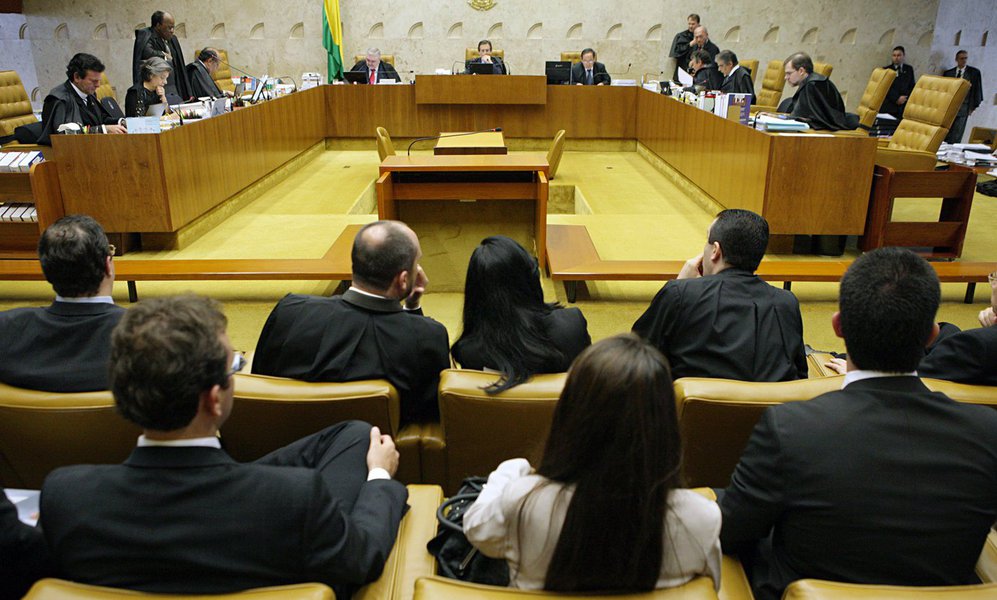 O STF não se mostra criado para instruir ou colher provas, sua função é superiormente de guardião da Constituição, sendo que o fim do foro privilegiado representaria forte golpe contra a imunidade no Brasil