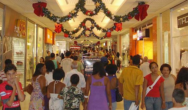 Estimativa é da CNC (Confederação Nacional dos Bens, Serviços e Turismo, que prevê que as vendas para o Natal deste ano devem crescer 2,6% em relação ao mesmo período de 2013 e movimentar quase R$ 32 bilhões; também haverá aumento de 0,7% no número de empregos temporários, segundo a entidade