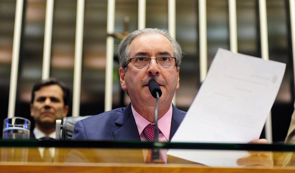 Presidente da Câmara disse representar "aquilo que a maioria do Parlamento assim deseja. Não estou dizendo que a maioria esteja decidindo sobre o direito da minoria. Eu represento a expressão daquilo que a gente tem como maioria"; Eduardo Cunha (PMDB-RJ) foi alvo de críticas na Parada LGBT realizada ontem em São Paulo; em viagem à Rússia, o deputado também defendeu o financiamento privado de campanhas
 