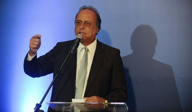 Governador do Rio de Janeiro, Luiz Fernando Pezão (PMDB) informou que, diante da redução de recursos dos royalties do petróleo, intensificará a fiscalização de impostos para recuperar, pelo menos, R$ 2,5 bilhões do total da dívida ativa, que segundo ele, chega a R$ 64 bilhões; "Farei uma boa fiscalização e investirei cada vez mais. O estado tem uma dívida ativa grande. Vejo potencial para negociar e saber a razão das pessoas não recolherem impostos. Temos uma dívida ativa próxima de R$ 64 bilhões. Isto não é normal", disse