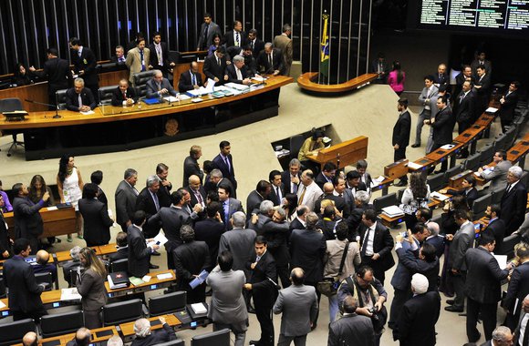 Aprovada na noite de quarta-feira, a Medida Provisória 670 reajusta a tabela do Imposto de Renda de forma escalonada por faixas, variando de 4,5% a 6,5%; reajustes entram em vigor a partir de abril de 2015