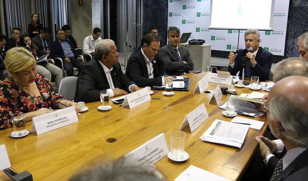 Apesar de todo o esforço para cortar gastos, remanejar o orçamento e contratar créditos em instituições financeiras, os R$ 29,8 bilhões previstos na LDO para 2015 são insuficientes para o governo do Distrito Federal (GDF); de acordo com as previsões, seriam necessários R$ 33,6 bilhões; ou seja, faltam R$ 3,8 bilhões para fechar o ano; "Precisamos de R$ 3,8 bilhões, mas, se tivermos pelo menos R$ 1,4 bilhão, conseguiremos cumprir os compromissos com pessoal", calcula o secretário de Fazenda, Leonardo Colombini