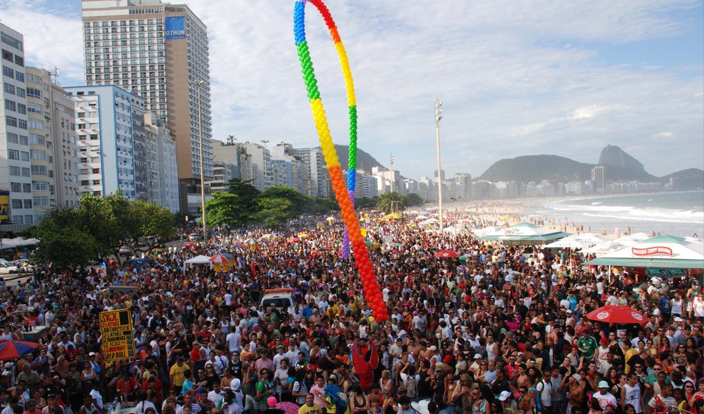 Com o tema Somos Milhões de Vozes, a 19ª Parada do Orgulho LGBT (lésbicas, gays, bissexuais e transgêneros) do Rio atraiu milhares de pessoas na orla da Praia de Copacabana, na zona sul da cidade, neste domingo (16); a vice-presidente do Grupo Arco-Iris, Marcellle Esteves, um dos organizadores do evento, ressaltou que a criminalização da homofobia é uma das principais bandeiras do movimento; "Ao mesmo tempo que algumas políticas públicas avançaram em nosso benefício, o conservadorismo e a violência avançaram na mesma medida", disse