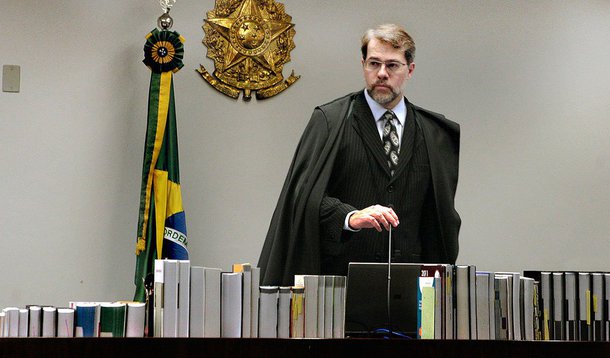 Eduardo Guimarães, do Blog da Cidadania, avalia que o ministro Dias Toffoli, presidente do Tribunal Superior Eleitoral, teve duas razões para se aliar ao ministro Gilmar Mendes, maior opositor do PT no Judiciário, na discussão das contas de campanha da presidente Dilma Rousseff; de um lado, ele não gosta de Dilma, por ter perdido o cargo após a queda de José Dirceu, ainda no governo Lula; de outro, estaria construindo nova imagem; segundo Guimarães, Toffoli estaria disposto a se "reabilitar" junto à mídia conservadora, para se tornar um juiz popular, assim como Joaquim Barbosa