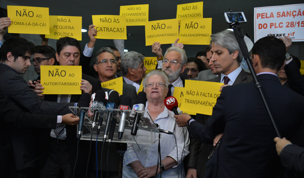 Grupo de 18 parlamentares do Psol, PSB, PPS, PT, PDT e Pros divulgou no início desta tarde uma lista intitulada "Agenda Negativa" do presidente da Câmara, Eduardo Cunha (PMDB-RJ); documento elenca 15 pontos tidos como arbitrários, autoritários e que corresponderam a "desserviços à nação"; protesto antecipa o pronunciamento de Cunha na TV, que será feito nesta sexta-feira 18
