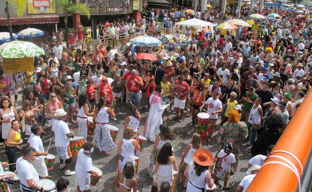 O Bloco Pacotão, que há 37 anos percorre as ruas de Brasília, disse que a festa deste ano será marcada pela crise financeira vivenciada pelo governo do Distrito Federal; "[O tema] Estará, com certeza, mas de forma sutil, porque existe a dificuldade no repasse de recursos para a saúde e para a educação e longe do Pacotão querer prioridade no recebimento de verbas", argumentou o puxador e coordenador de banda do Pacotão, o músico Tony Santos