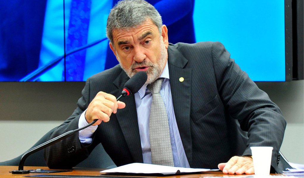 O relator da comissão especial que analisa a proposta de redução da maioridade penal de 18 para 16 anos (PEC 171/93), deputado Laerte Bessa (PR-DF), informou que vai apresentar seu parecer no próximo dia 10; a ideia dele é que a proposta seja votada até o dia 17; Bessa disse que o teor do relatório deverá ser decidido em conjunto com o colegiado, mas adiantou que sua posição deve ser favorável à redução da maioridade; “Uma coisa é certa: será dada uma resposta imediata para a sociedade brasileira, que está clamando pela redução da maioridade”, declarou