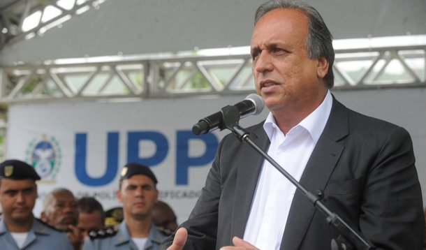 O governador Luiz Fernando Pezão (PMDB) garantiu que está acompanhando de perto as investigações sobre os casos que resultaram, nos últimos dias, em mortes de policiais militares no Rio; "Já estamos perto de prender os assassinos. Quero que a sociedade saiba que, da minha parte, cada policial morto representa o aumento do efetivo policial nas ruas. A Polícia não vai sair das ruas. Nada nos fará recuar", afirmou; este ano, mais de cem PMs já foram mortos no estado do Rio, três deles neste final de semana