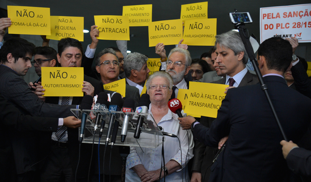 Grupo de 18 parlamentares do Psol, PSB, PPS, PT, PDT e Pros divulgou no início desta tarde uma lista intitulada "Agenda Negativa" do presidente da Câmara, Eduardo Cunha (PMDB-RJ); documento elenca 15 pontos tidos como arbitrários, autoritários e que corresponderam a "desserviços à nação"; protesto antecipa o pronunciamento de Cunha na TV, que será feito nesta sexta-feira 18