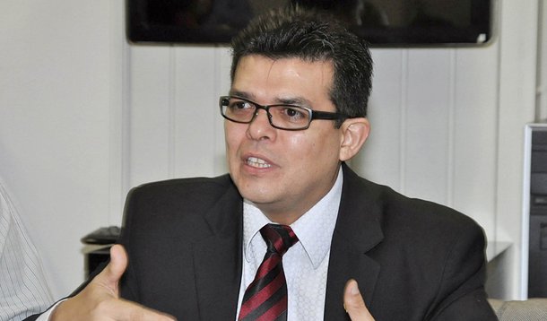 Gilmar Olarte (PP) e o presidente da Câmara Municipal da cidade, Mario César Oliveira da Fonseca (PMDB) foram afastados dos cargos e proibidos de se aproximarem das dependências administrativas da prefeitura e da Câmara, por decisão do Tribunal de Justiça de Mato Grosso do Sul; Olarte, que assumiu o cargo em 2014, após a cassação de Alcides Bernal (PP), é acusado pelo Ministério Público do Estado por corrupção ativa e lavagem de dinheiro; segundo o Ministério Público, há indícios de promessa de propina a políticos voltadas à cassação do mandato de Alcides Bernal