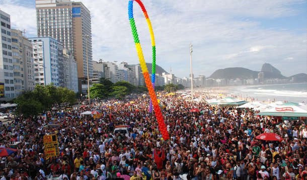 Com o tema Somos Milhões de Vozes, a 19ª Parada do Orgulho LGBT (lésbicas, gays, bissexuais e transgêneros) do Rio atraiu milhares de pessoas na orla da Praia de Copacabana, na zona sul da cidade, neste domingo (16); a vice-presidente do Grupo Arco-Iris, Marcellle Esteves, um dos organizadores do evento, ressaltou que a criminalização da homofobia é uma das principais bandeiras do movimento; "Ao mesmo tempo que algumas políticas públicas avançaram em nosso benefício, o conservadorismo e a violência avançaram na mesma medida", disse
