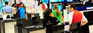 As vendas no varejo brasileiro fecharam o período de janeiro a março com recuo acumulado no volume de vendas de 0,8% na comparação anual, resultado mais fraco desde o terceiro trimestre de 2003; na comparação com março de 2014, as vendas varejistas avançaram 0,4%, de acordo com dados do IBGE