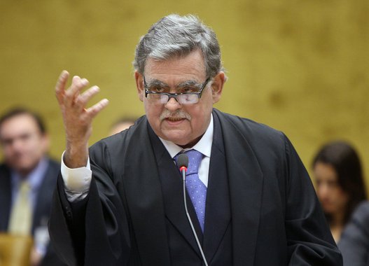 O advogado criminal Antonio Cláudio Mariz de Oliveira escreve, neste sábado (20), que o real significado da delação premiada está ligado "ao aprisionamento sem culpa e a uma distorcida ideia de Justiça, e não ao escopo declarado em lei, qual seja o de constituir um instrumento para o esclarecimento da verdade real sobre o crime e seus autores"; para ele, "o acusado preso sofre um rebaixamento no seu senso ético e moral, sendo atingidas as noções do certo e do errado, do justo e do injusto, do bem e do mal"; de acordo com Mariz, "a voluntariedade, segundo requisito da legitimidade da colaboração, tem sido escandalosamente desrespeitada, com a complacência da mídia, da sociedade e de autoridades ligadas à distribuição da Justiça Penal"
 