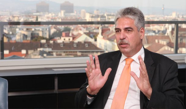 Os governadores do Banco Central Europeu (BCE) devem decidir neste domingo se mantêm os bancos gregos sob supervisão, apesar do fracasso das negociações, ontem (27), em Bruxelas; por trás do pânico bancário, esconde-se o risco de não pagamento da Grécia aos credores e uma catástrofe humanitária e social do país. Sua saída do euro parece quase inevitável nesta fase, disse hoje o ministro das finanças austríaco, Hans-Jörg Schelling