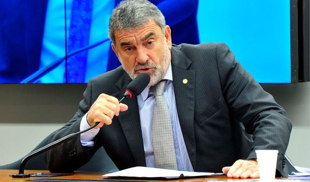 O relator da comissão especial que analisa a proposta de redução da maioridade penal de 18 para 16 anos (PEC 171/93), deputado Laerte Bessa (PR-DF), informou que vai apresentar seu parecer no próximo dia 10; a ideia dele é que a proposta seja votada até o dia 17; Bessa disse que o teor do relatório deverá ser decidido em conjunto com o colegiado, mas adiantou que sua posição deve ser favorável à redução da maioridade; “Uma coisa é certa: será dada uma resposta imediata para a sociedade brasileira, que está clamando pela redução da maioridade”, declarou