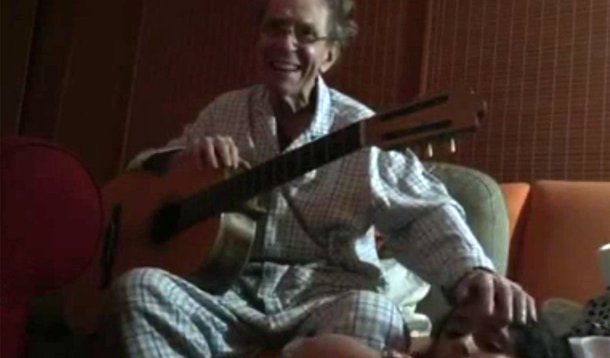 Nas imagens, feitas por Claudia Faissol, sua empresária e mãe de sua filha mais nova, cantor João Gilberto aparece em sua intimidade; após cancelar uma turnê anunciada em 2011, por problemas de saúde, ele se dedica em um estúdio caseiro à remasterização de seus primeiros discos