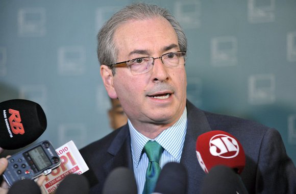 Ele chega ao final do semestre deslocado para o centro das investigações que envolvem políticos com o esquema de propinas na Petrobras