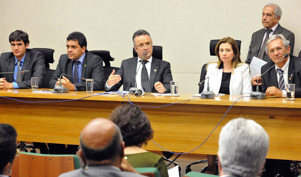 Distritais querem apurar como as gravações sobre um encontro entre o governador Rodrigo Rollemberg e parlamentares foram parar nas redes sociais; a iniciativa foi de Bispo Renato (PR); conforme os áudios, deputados cobravam do gestor cargos na administração; GDF se dispôs a investigar o caso; citada nas gravações, a presidente da Câmara Legislativa (CLDF), Celina Leão (PDT), jogou a suspeita de vazamento das gravações sobre o ex-chefe da Casa Civil Hélio Doyle, que, na coletiva de anúncio da saída, afirmou que faltava ética à pedetista, além de citar interesses "não republicanos" de representantes do Legislativo