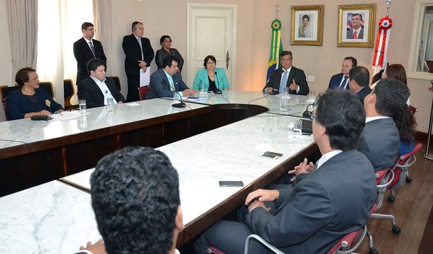 O Governo do Estado e a Prefeitura de São Luís assinaram um Termo de Cooperação Técnica com a Secretaria de Patrimônio da União (SPU) para criar Política de Regularização Fundiária no Maranhão; a secretária nacional do Patrimônio da União, Cassandra Nunes, assinou o Termo de Cooperação e participou da I Oficina de Regularização Fundiária; o Maranhão é o Estado que possui o maior déficit de habitação rural, proporcional, do país, por ter passado anos de omissão
 
"
