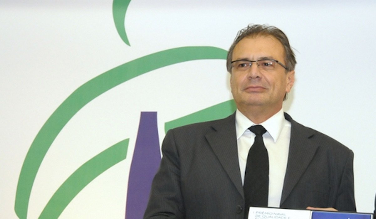 Colunista Janio de Freitas rebate o argumento, usado pelo ex-presidente Fernando Henrique Cardoso, de que a ocrrupção na Petrobras foi implantada pelo ex-presidente Lula; Janio lembra o caso do delator Pedro Barusco, que afirmou roubar a estatal desde 1997, ou seja, quando o presidente era FHC