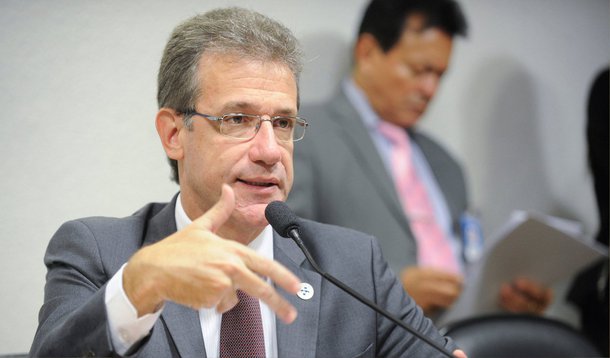 Declaração é do ministro da Saúde, Arthur Chioro, em audiência pública da Comissão Parlamentar de Inquérito (CPI) das Próteses do Senado, nesta terça(14); segundo o ministro, não deve caber ao médico, por exemplo, indicar o produtor, o distribuidor e a marca do dispositivo a ser usado pelo paciente; “[Os pontos críticos do setor são] o registro [dos dispositivos], a nomenclatura, a padronização, a necessidade de estabelecer uma regulação de preços que possa trazer esses preços de fato para uma coisa justa, inclusive eliminando um conjunto de vantagens que vão sendo atribuídas a uma série de empresas, profissionais, instituições, prestadores de saúde que são indevidas e que elevam o preço do produto de maneira abusiva”, explicou o ministro