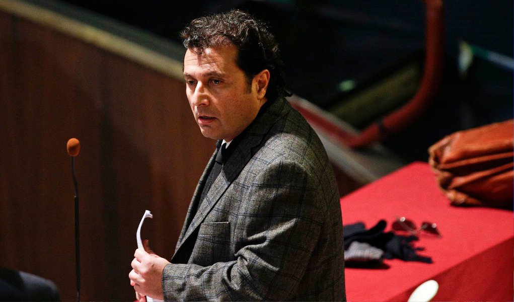 Um tribunal italiano condenou a 16 anos de prisão o capitão do navio de cruzeiro Costa Concordia nesta quarta (11) pelo seu papel no naufrágio de 2012 que matou 32 pessoas; Francesco Schettino estava no comando do navio, um hotel flutuante do tamanho de três campos de futebol, quando chegou perto demais da costa e atingiu rochas ao largo da ilha toscana de Giglio; Schettino foi acusado de homicídio culposo múltiplo, de causar o naufrágio e abandonar o navio num dos incidentes marítimos de maior destaque nos últimos anos