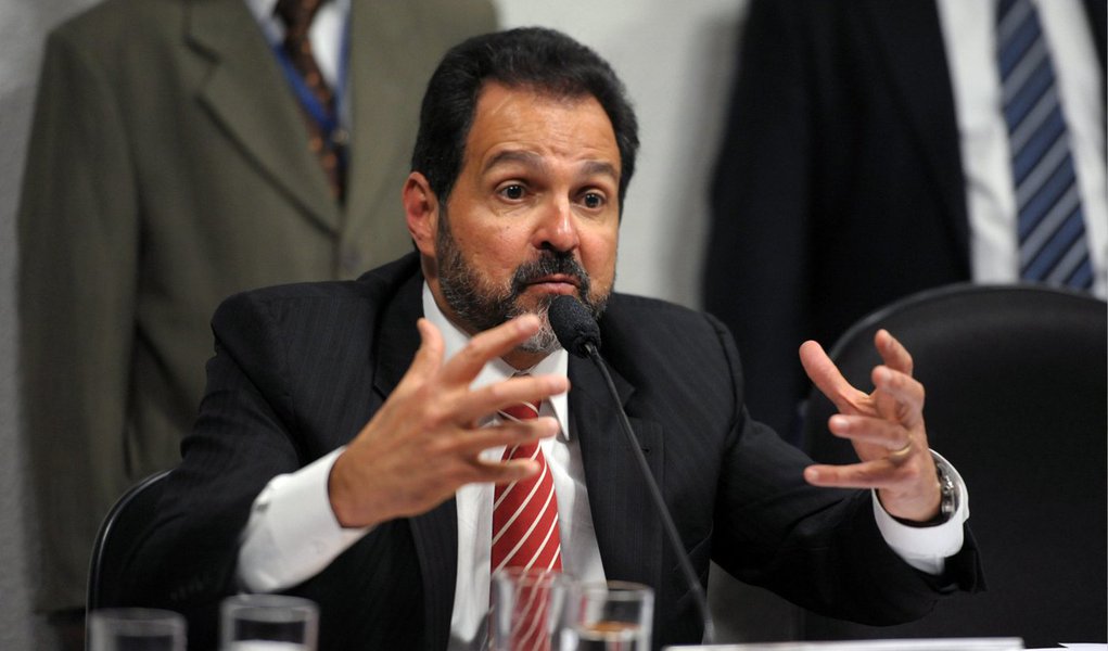 A Justiça do Distrito Federal determinou o bloqueio dos bens do ex-governador Agnelo Queiroz e de mais quatro pessoas por supostas irregularidades na contratação da Fórmula Indy e na reforma do autódromo Nelson Piquet; segundo ação do Ministério Público, os contratos firmados para a etapa da competição em Brasília, na abertura da temporada 2015, foram realizados em ato "ilegal, antieconômico e imoral"; MP pede a suspensão dos direitos políticos do ex-governador por até cinco anos; ainda cabe recurso