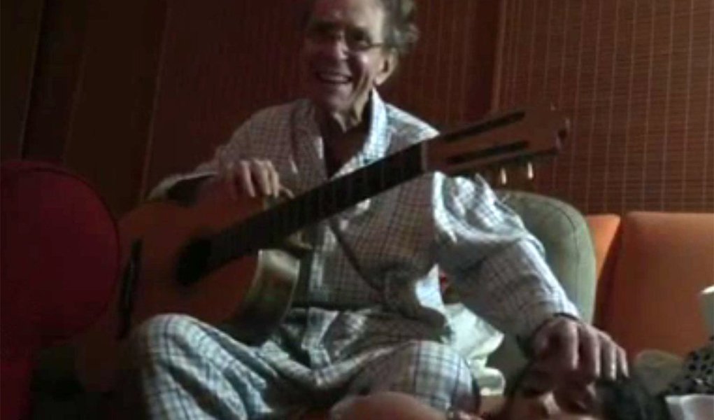 Nas imagens, feitas por Claudia Faissol, sua empresária e mãe de sua filha mais nova, cantor João Gilberto aparece em sua intimidade; após cancelar uma turnê anunciada em 2011, por problemas de saúde, ele se dedica em um estúdio caseiro à remasterização de seus primeiros discos